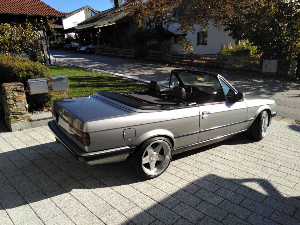 Image 3/21 de BMW 325i (1988)