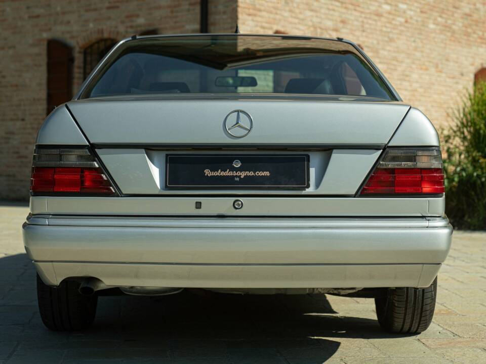 Immagine 8/50 di Mercedes-Benz E 200 (1995)