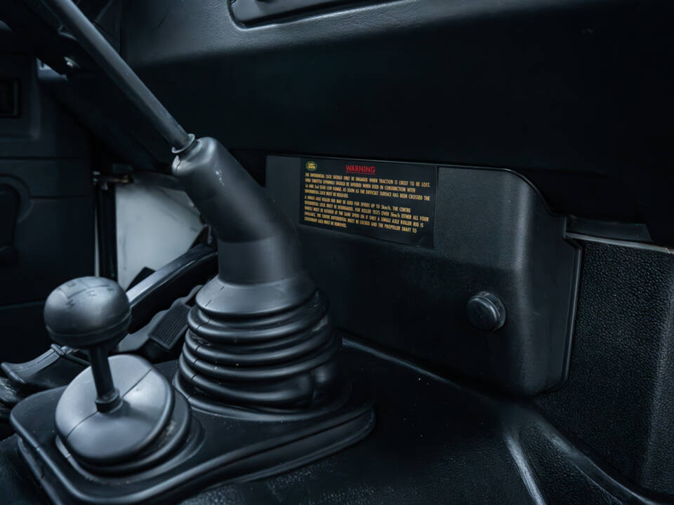 Image 47/97 of Land Rover Defender 90 (1995)
