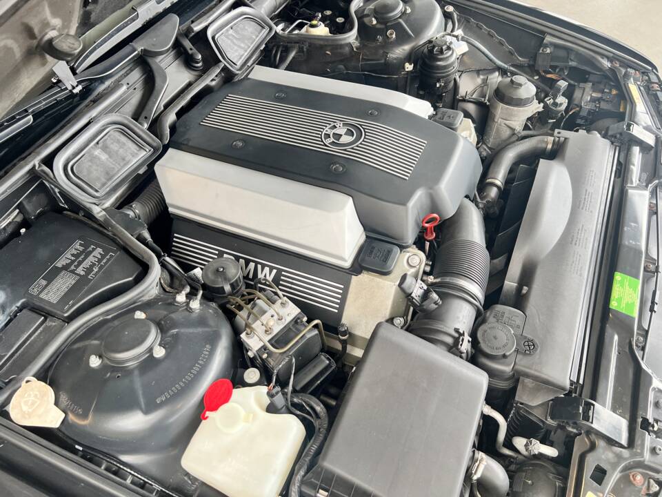 Immagine 25/48 di BMW 740i (2001)