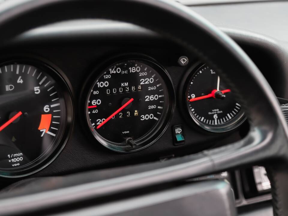 Image 68/108 de Porsche 911 Carrera 3.2 (1989)