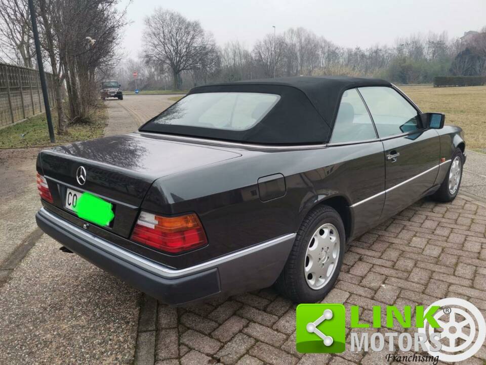 Image 3/9 de Mercedes-Benz 300 CE (1993)