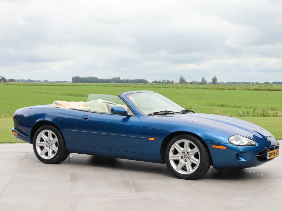 Image 41/50 de Jaguar XK8 4.0 (1997)