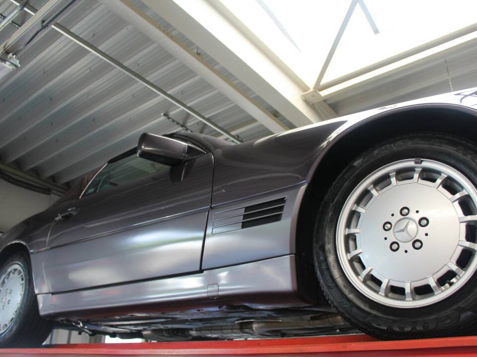 Image 8/50 of Mercedes-Benz 500 SL (1990)