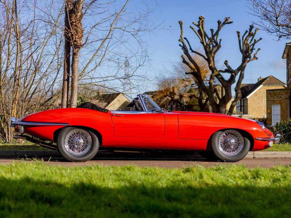 Image 2/50 de Jaguar E-Type (1969)
