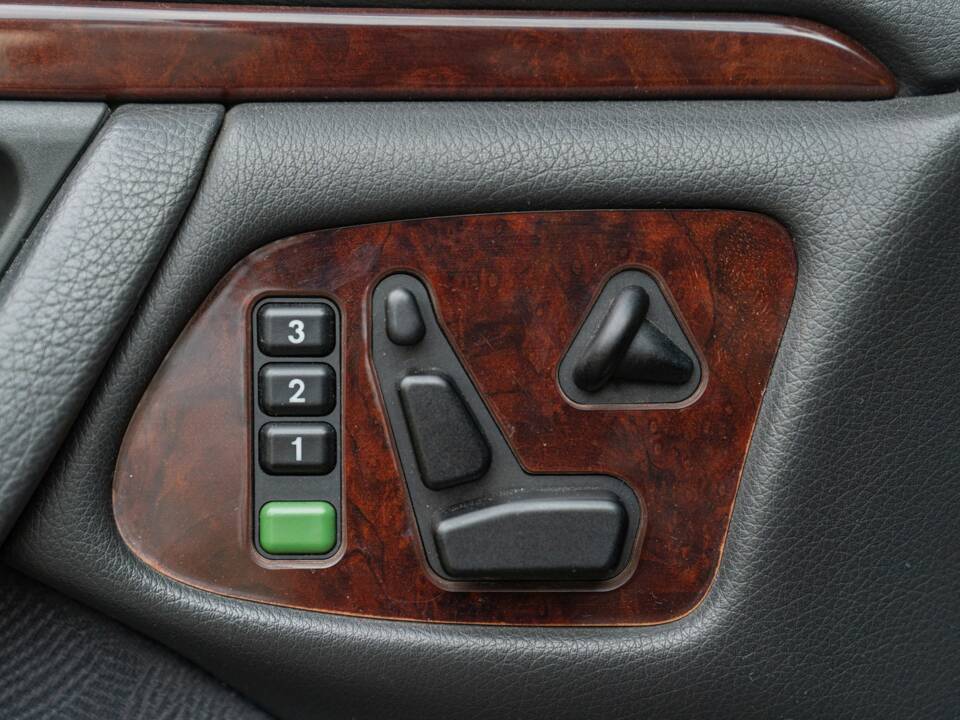 Image 34/50 of Mercedes-Benz E 430 (2000)