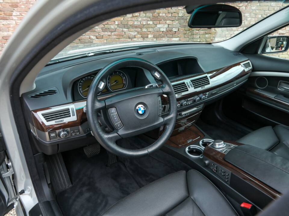 Immagine 3/50 di BMW 750i (2007)