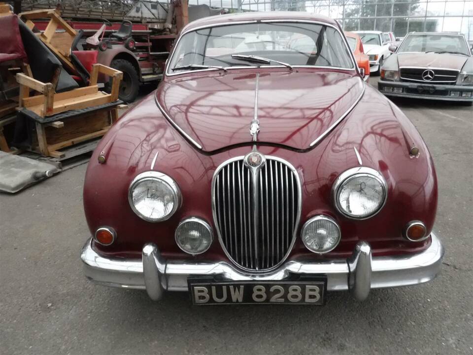 Image 2/31 of Jaguar Mk II 2.4 (1965)