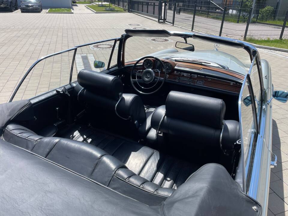 Image 16/47 of Mercedes-Benz 250 SE (1966)