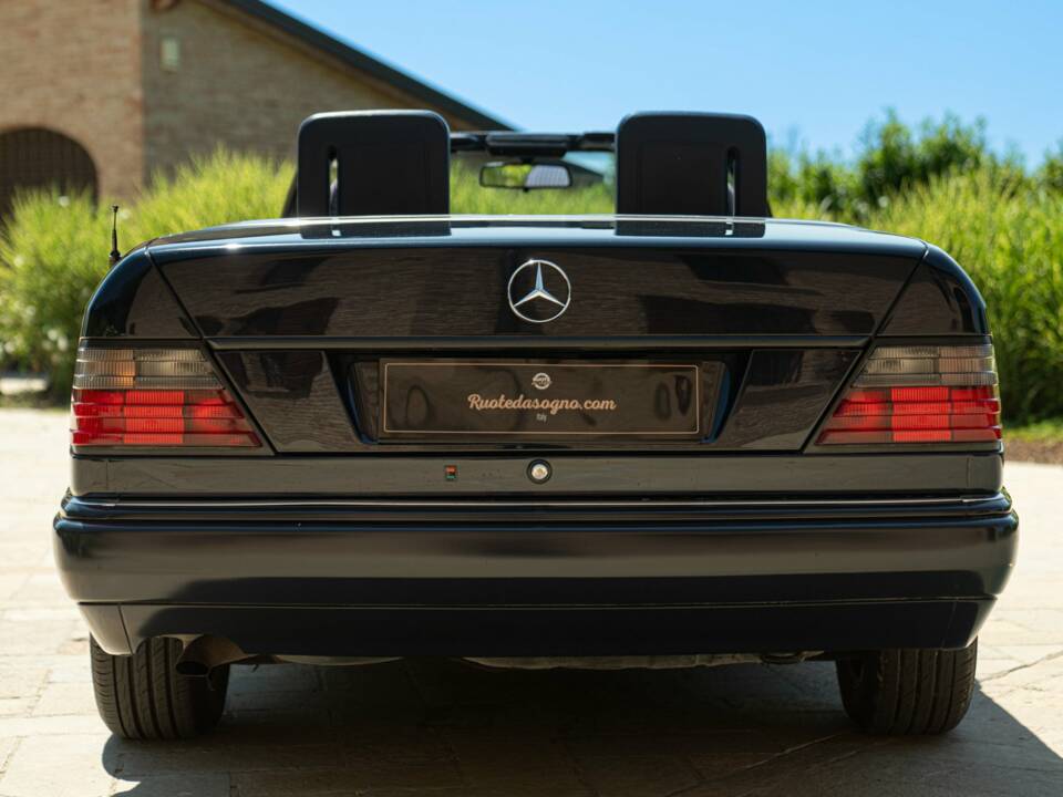 Image 14/50 of Mercedes-Benz 200 CE (1997)