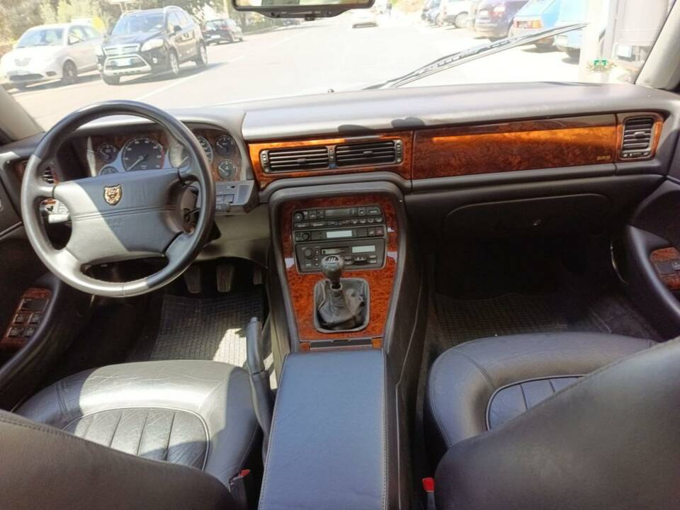 Image 27/33 of Jaguar XJ6 3.2 Executive (1995)