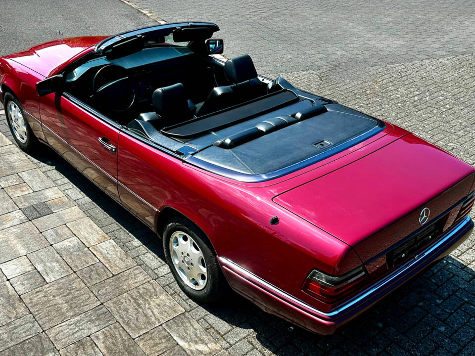 Bild 9/9 von Mercedes-Benz E 220 (1994)