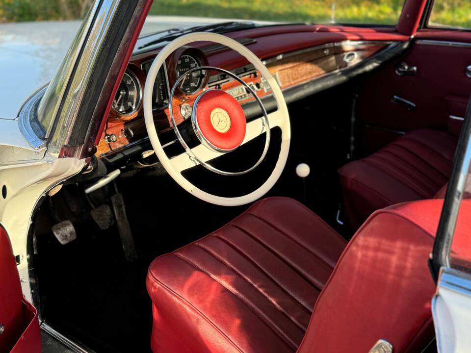 Image 62/132 of Mercedes-Benz 220 SE b (1963)
