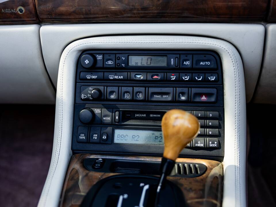 Immagine 34/42 di Jaguar XK8 4.0 (2001)