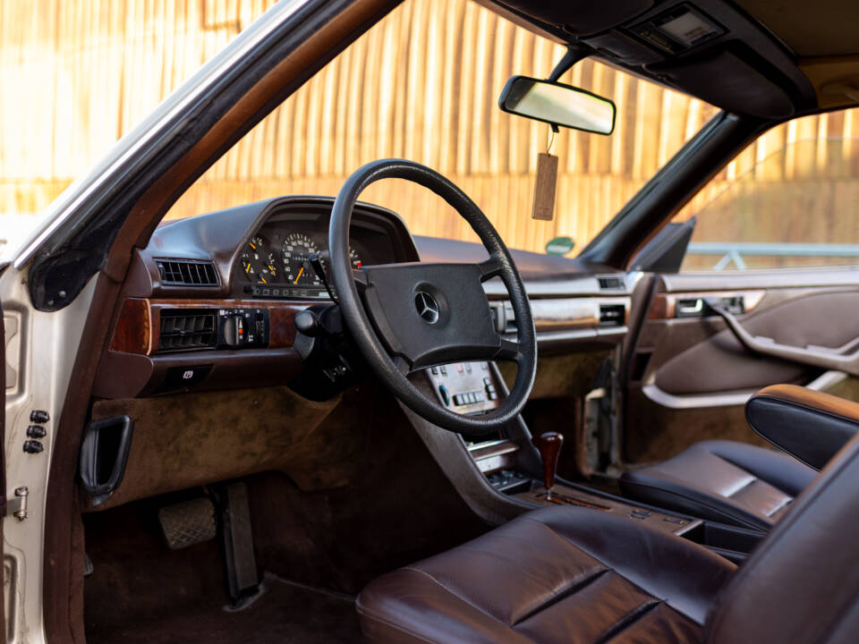 Image 66/95 of Mercedes-Benz 560 SEC (1985)