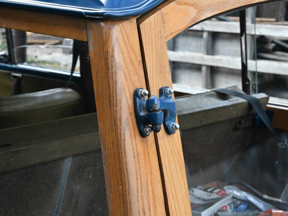 Image 34/37 of Morris Minor 1000 Traveller (1971)
