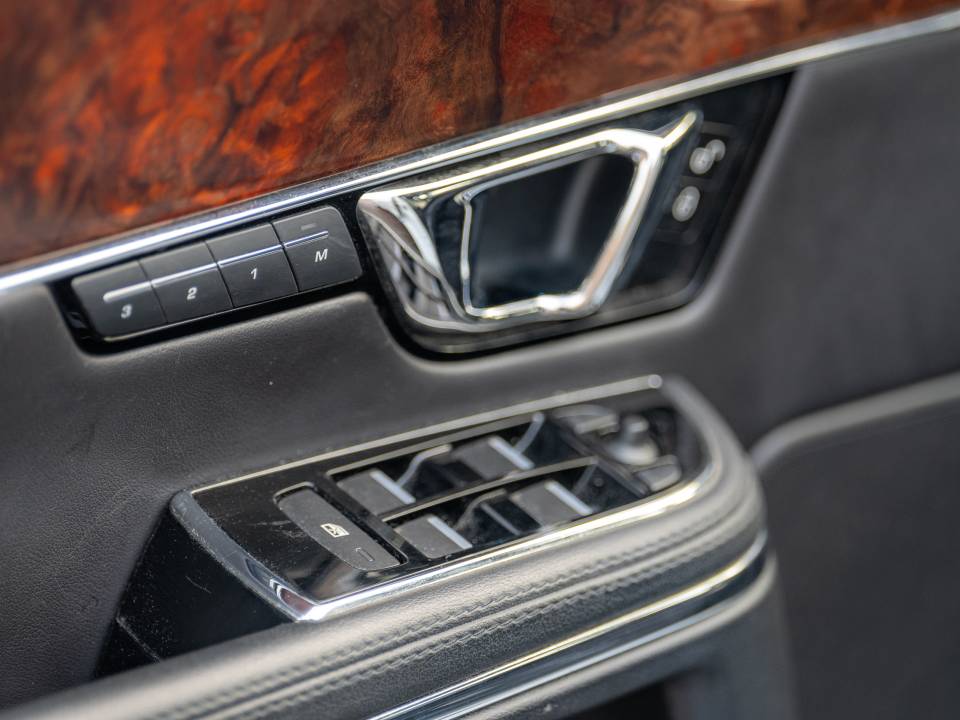 Immagine 15/39 di Jaguar XJ 2.0 (2014)