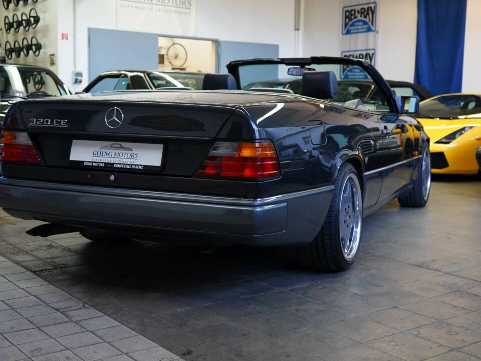 Immagine 12/30 di Mercedes-Benz 320 CE (1993)