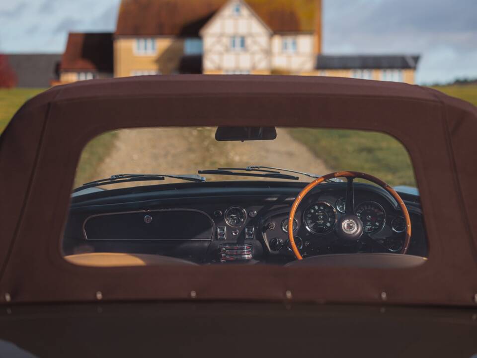 Image 19/99 of Aston Martin DB 6 Volante (1968)