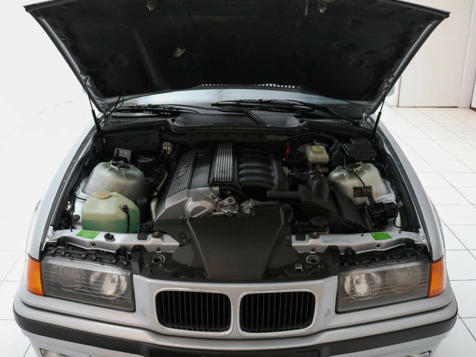 Afbeelding 15/17 van BMW 325i (1994)
