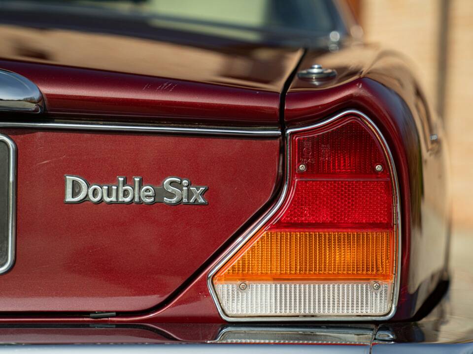 Image 15/50 of Daimler Double Six (1988)