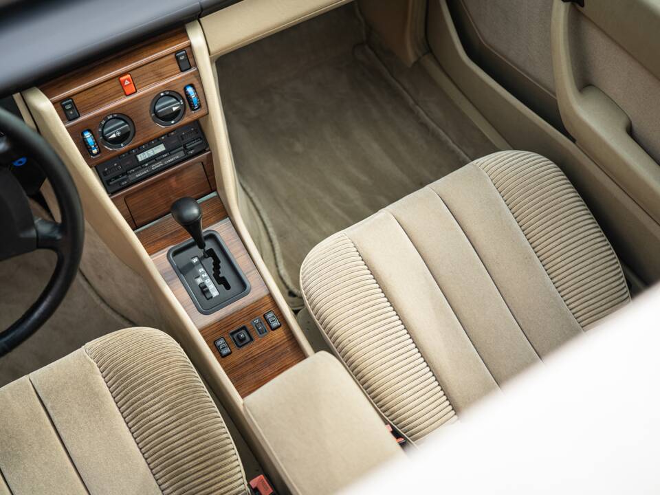 Afbeelding 41/63 van Mercedes-Benz 230 CE (1988)