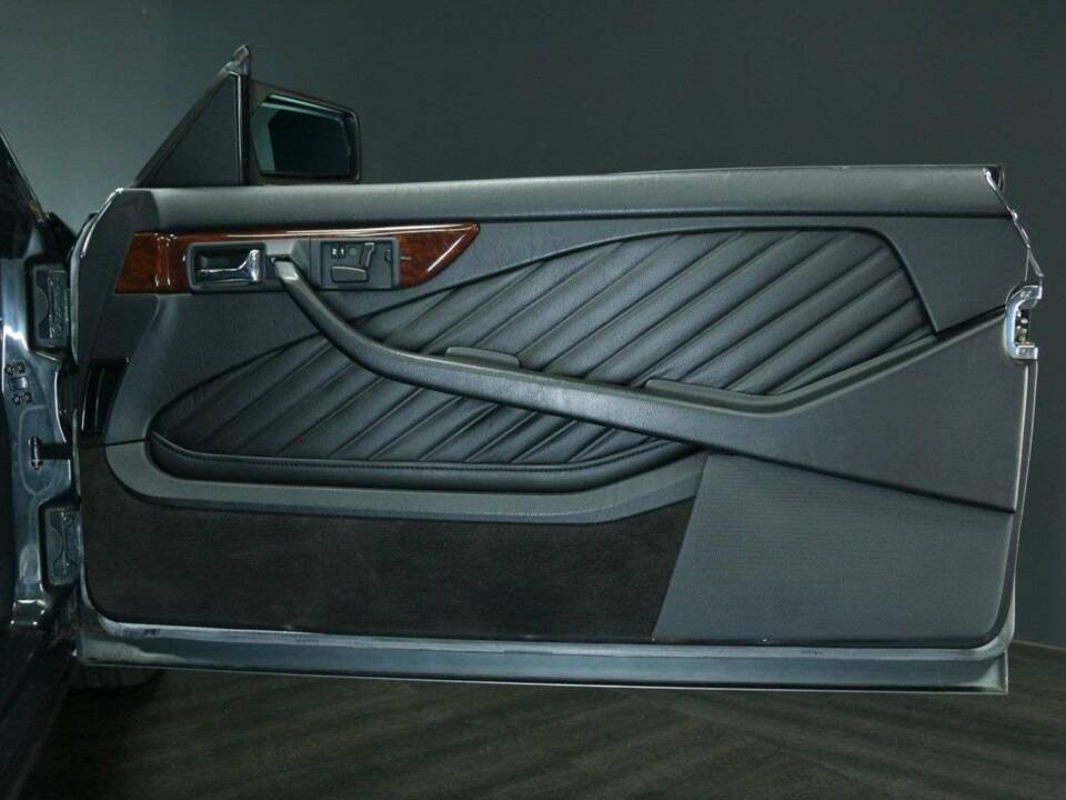 Immagine 19/50 di Mercedes-Benz 560 SEC (1990)