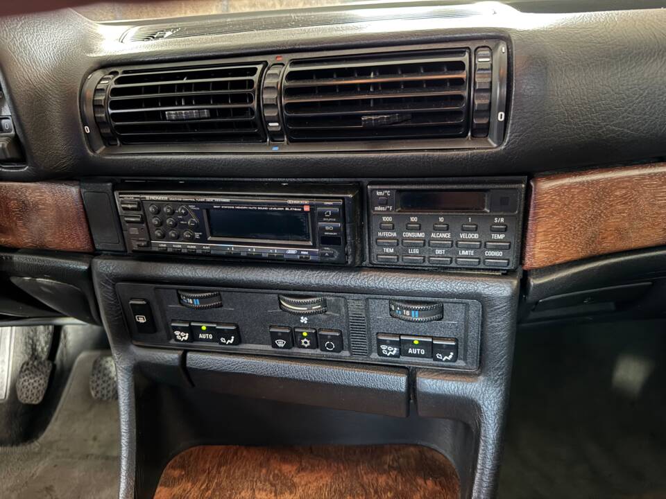 Image 15/37 of BMW 735i (1991)