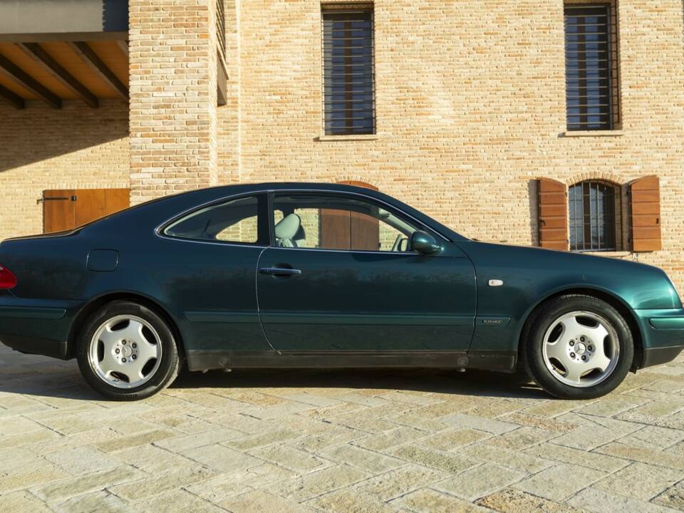 Image 7/50 of Mercedes-Benz CLK 200 (1997)