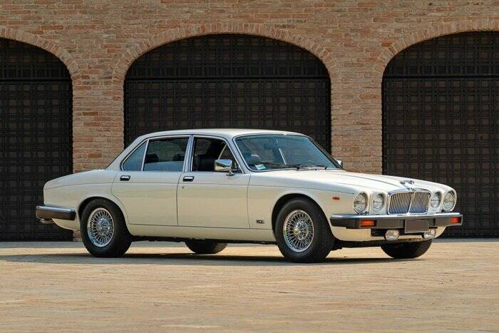 Image 5/7 of Jaguar XJ 6 4.2 (1982)