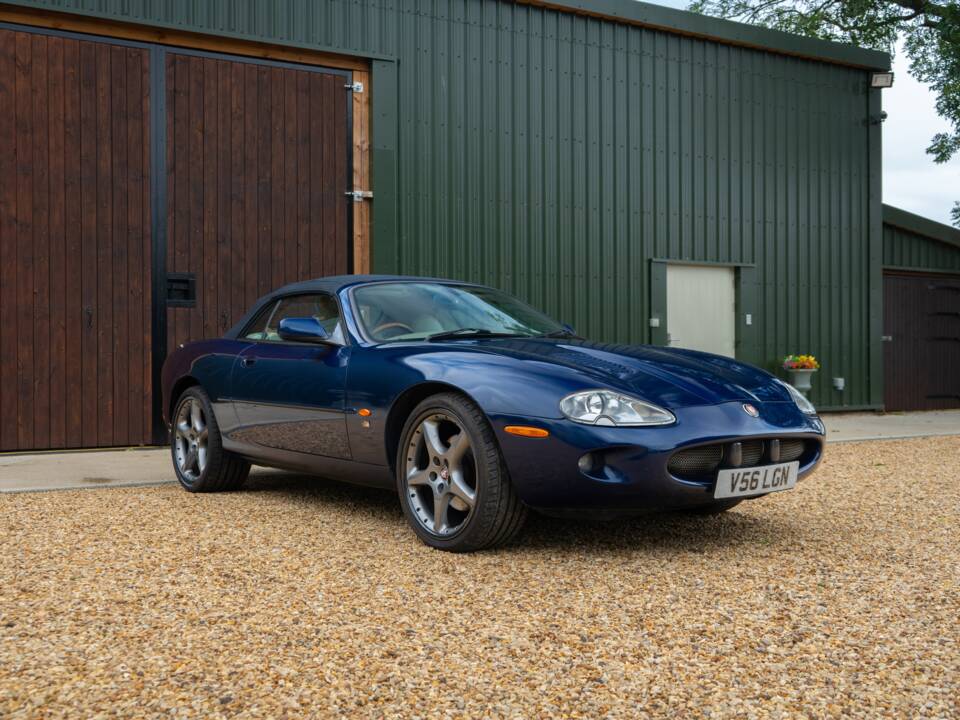 Image 13/50 of Jaguar XKR (2000)