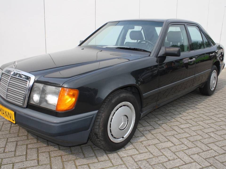 Imagen 1/13 de Mercedes-Benz 230 E (1986)