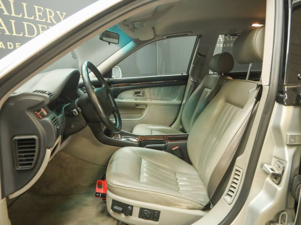Immagine 30/50 di Audi A8 4.2 quattro (1995)