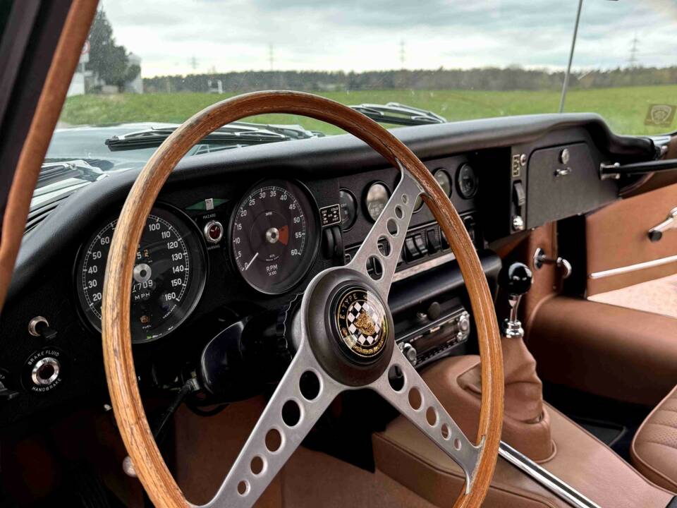 Image 15/50 de Jaguar E-Type (1969)