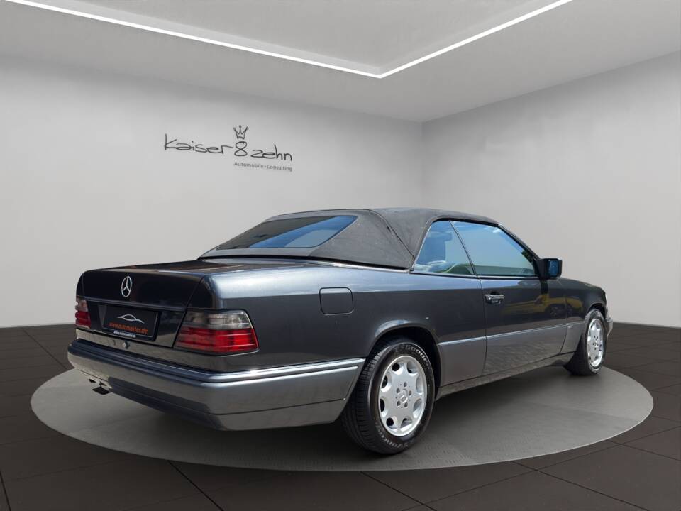 Imagen 8/24 de Mercedes-Benz E 220 (1993)