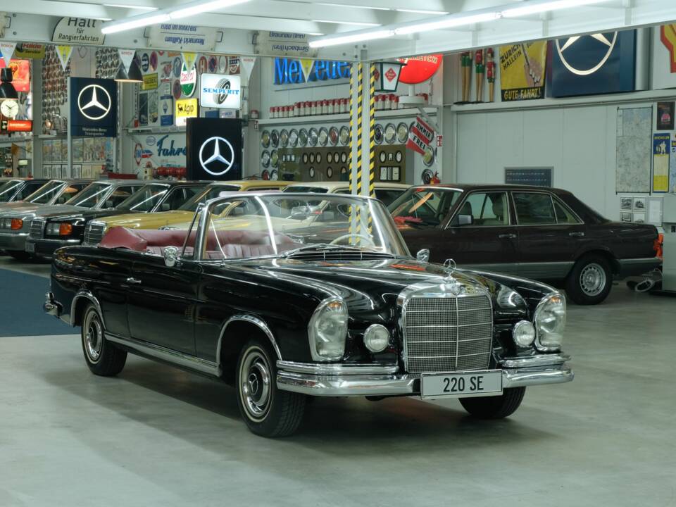 Image 19/50 of Mercedes-Benz 220 SE b (1963)