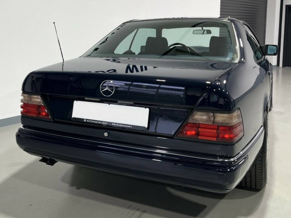 Bild 4/23 von Mercedes-Benz 300 CE (1990)