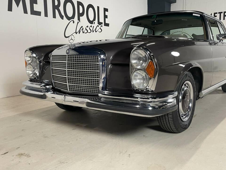 Image 2/28 de Mercedes-Benz 280 SE 3,5 (1970)