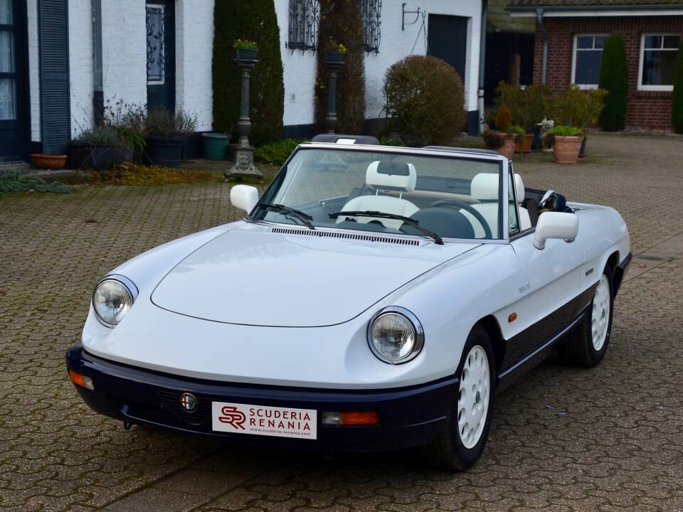 Immagine 2/18 di Alfa Romeo 2.0 Spider (1991)