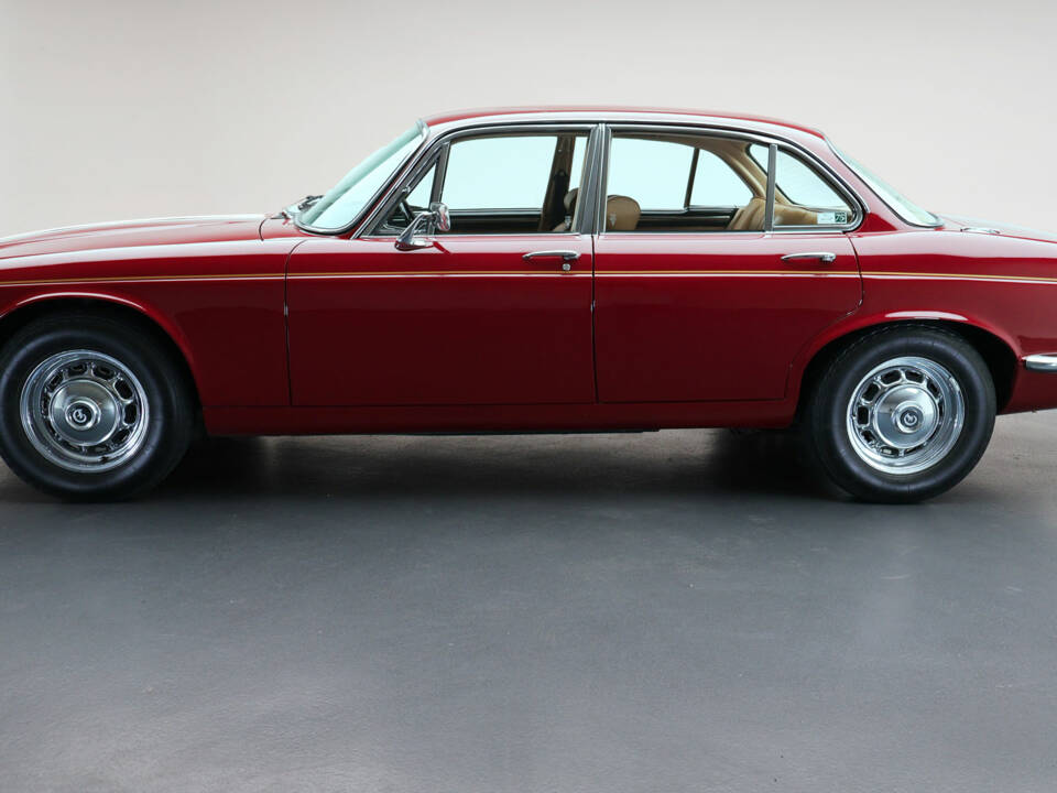 Image 2/10 de Daimler Sovereign 4.2 (1973)