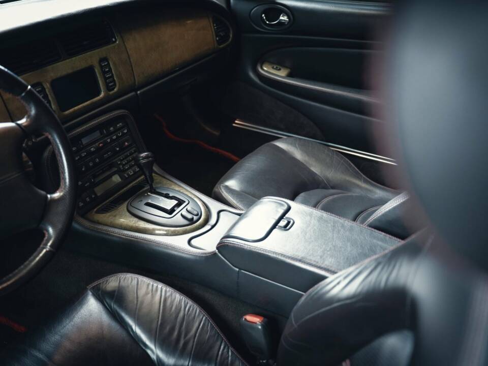 Image 8/15 of Jaguar XKR "Silverstone" (2000)