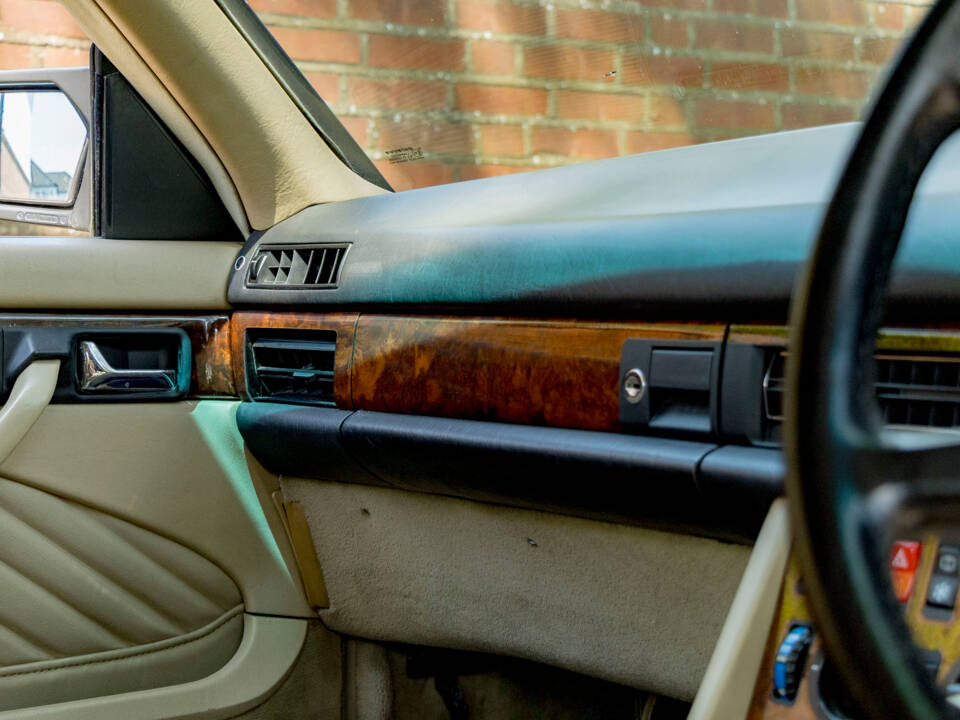 Image 20/50 of Mercedes-Benz 500 SEC (1989)