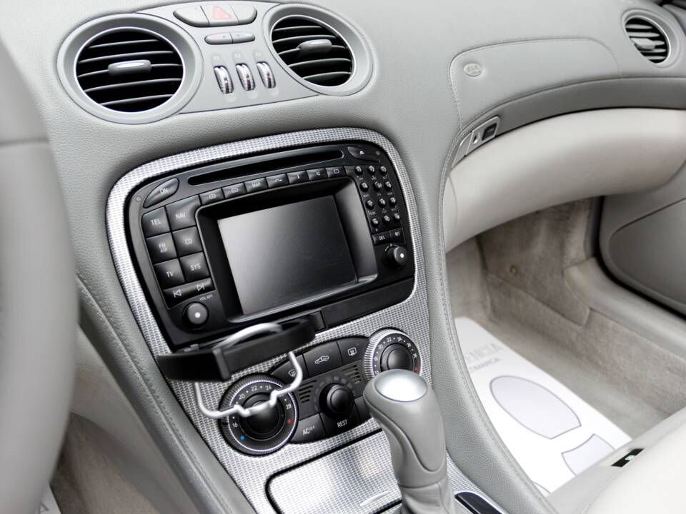 Imagen 26/38 de Mercedes-Benz SL 350 (2003)