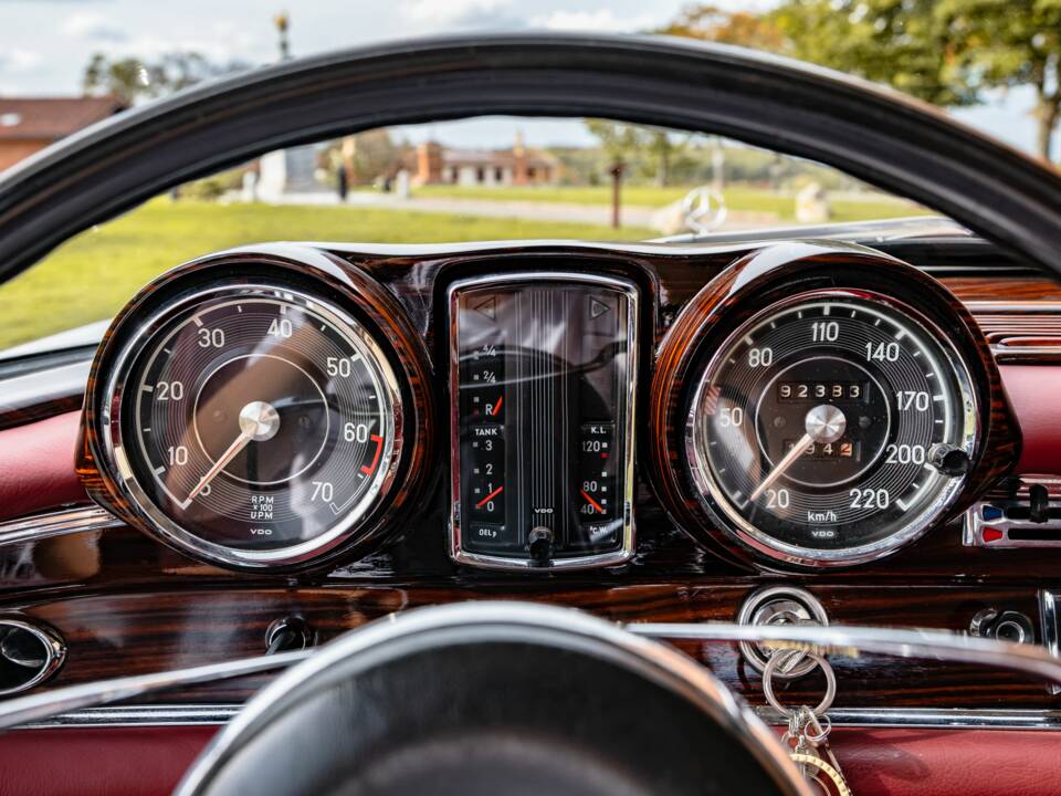Image 30/86 of Mercedes-Benz 300 SE (1965)