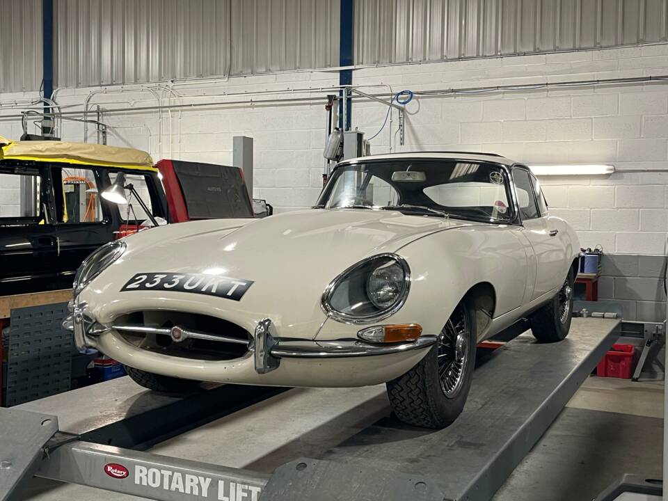 Image 3/13 of Jaguar Type E 3.8 (1964)