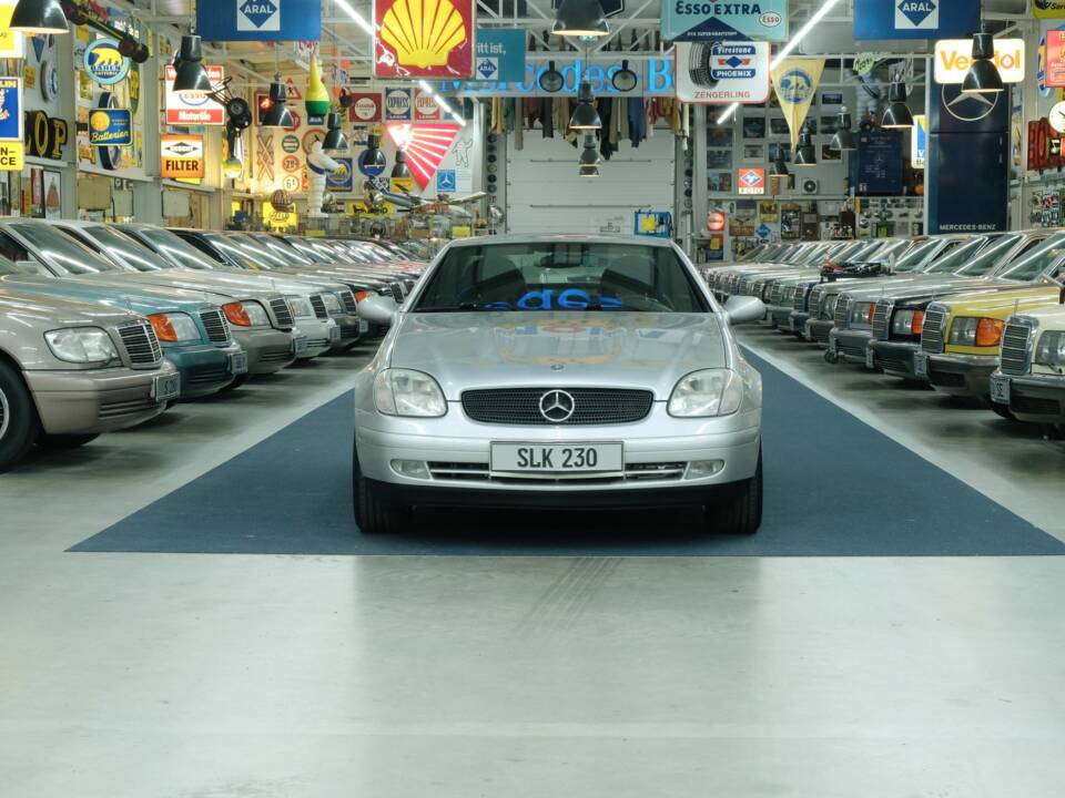 Immagine 7/50 di Mercedes-Benz SLK 230 Kompressor (1996)