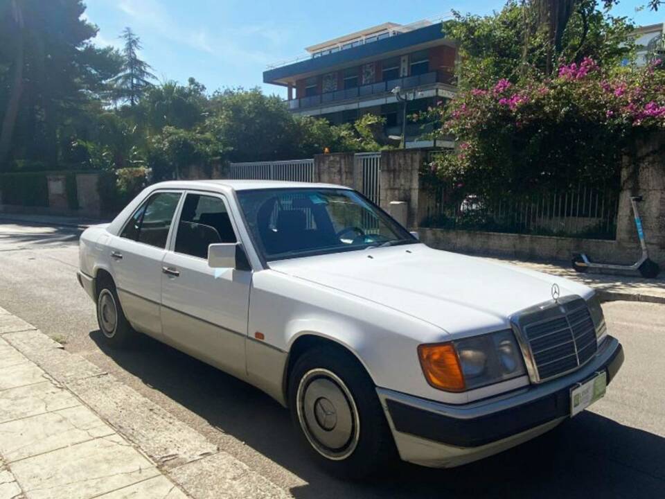 Bild 3/48 von Mercedes-Benz 200 E (1991)