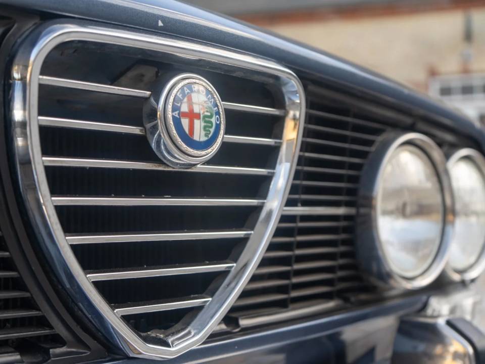 Image 15/18 of Alfa Romeo 2000 Berlina (1976)