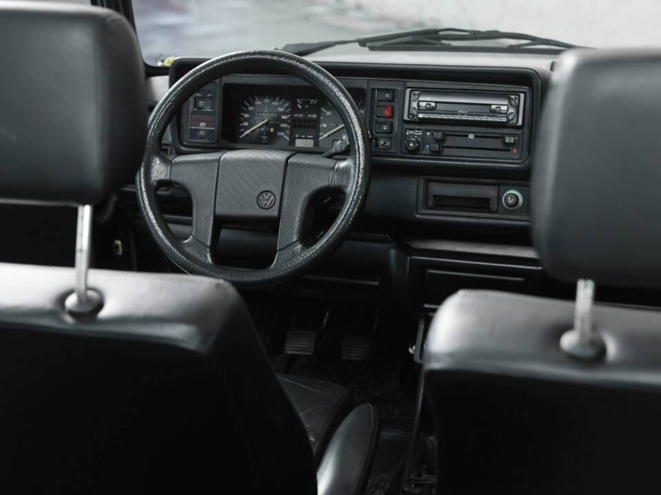 Image 20/36 of Volkswagen Golf Mk I Convertible 1.8 (1993)