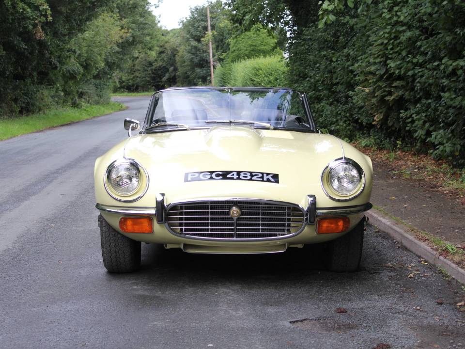 Image 2/16 of Jaguar E-Type V12 (1971)